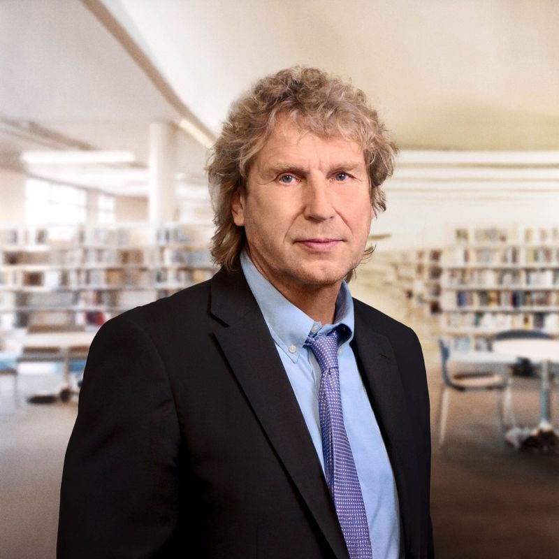 Prof. Dr. Bernd Raffelhüschen ist Professor für Finanzwissenschaft und Direktor des Forschungszentrums Generationenverträge an der Albert-Ludwigs-Universität Freiburg.