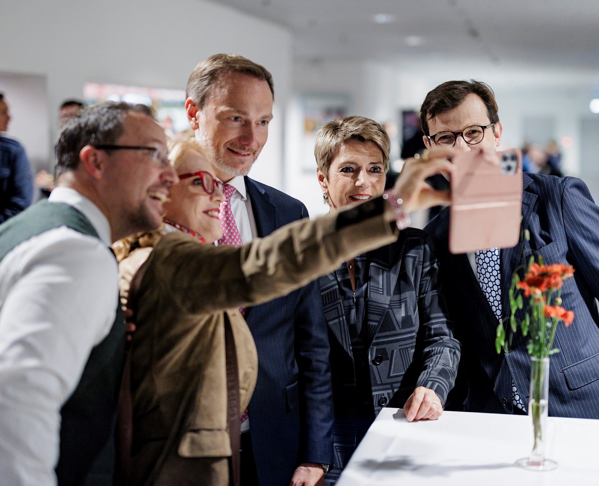 Ein Selfie mit den Finanzpolitikern, von links nach rechts: Dr. René Scheu, Christian Lindner, Bundesrätin Karin Keller-Sutter und Prof. Dr. Christoph A. Schaltegger.