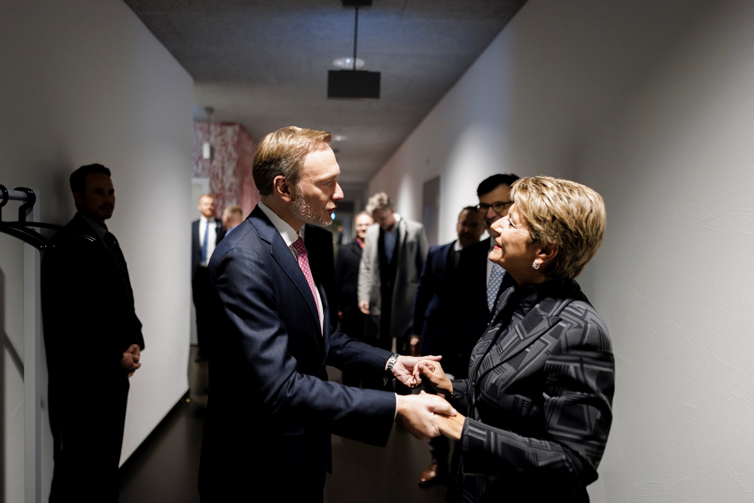 Bundesrätin Karin Keller-Sutter begrüsst Christian Lindner an der Universität Luzern.