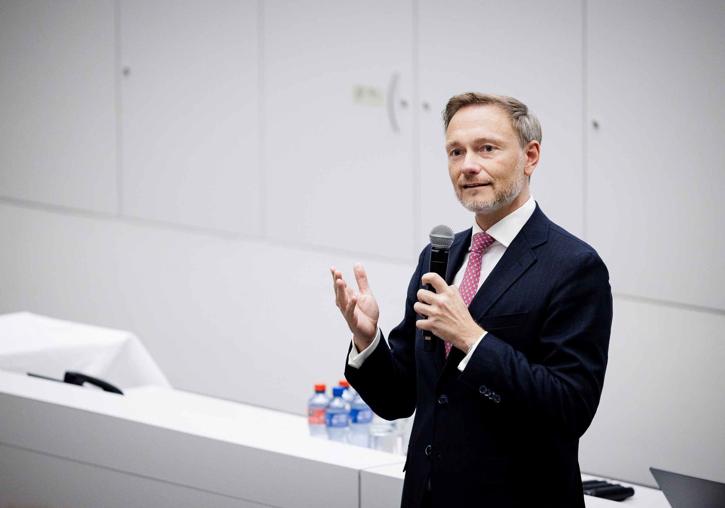 Christian Lindner bei seiner Lecture an der Universität Luzern.