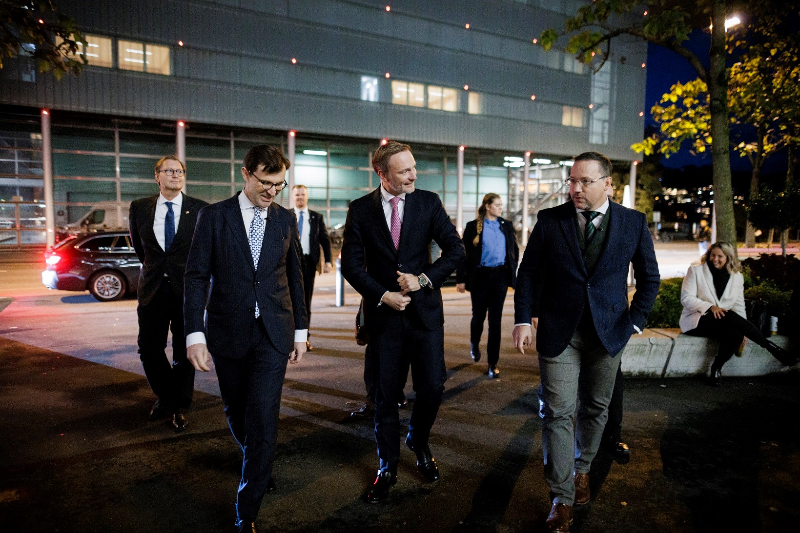 Christian Lindner wird von Prof. Dr. Christoph A. Schaltegger und Dr. René Scheu an der Universität Luzern in Empfang genommen.