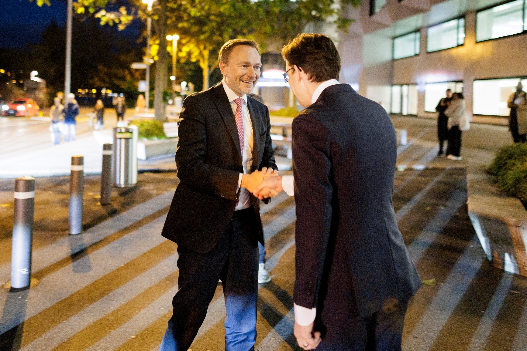 Christian Lindner wird von Prof. Dr. Christoph A. Schaltegger an der Universität Luzern begrüsst.