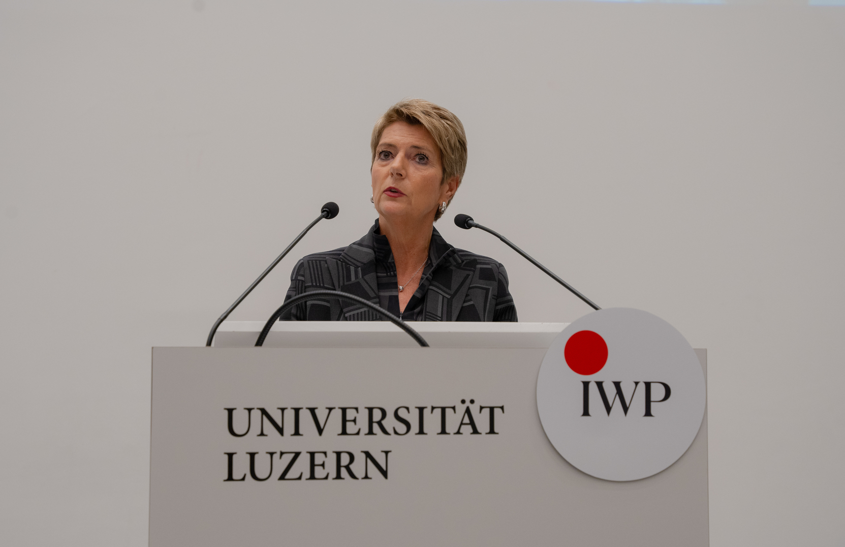 Bundesrätin Karin Keller-Sutter bei ihrer Lecture an der Universität Luzern