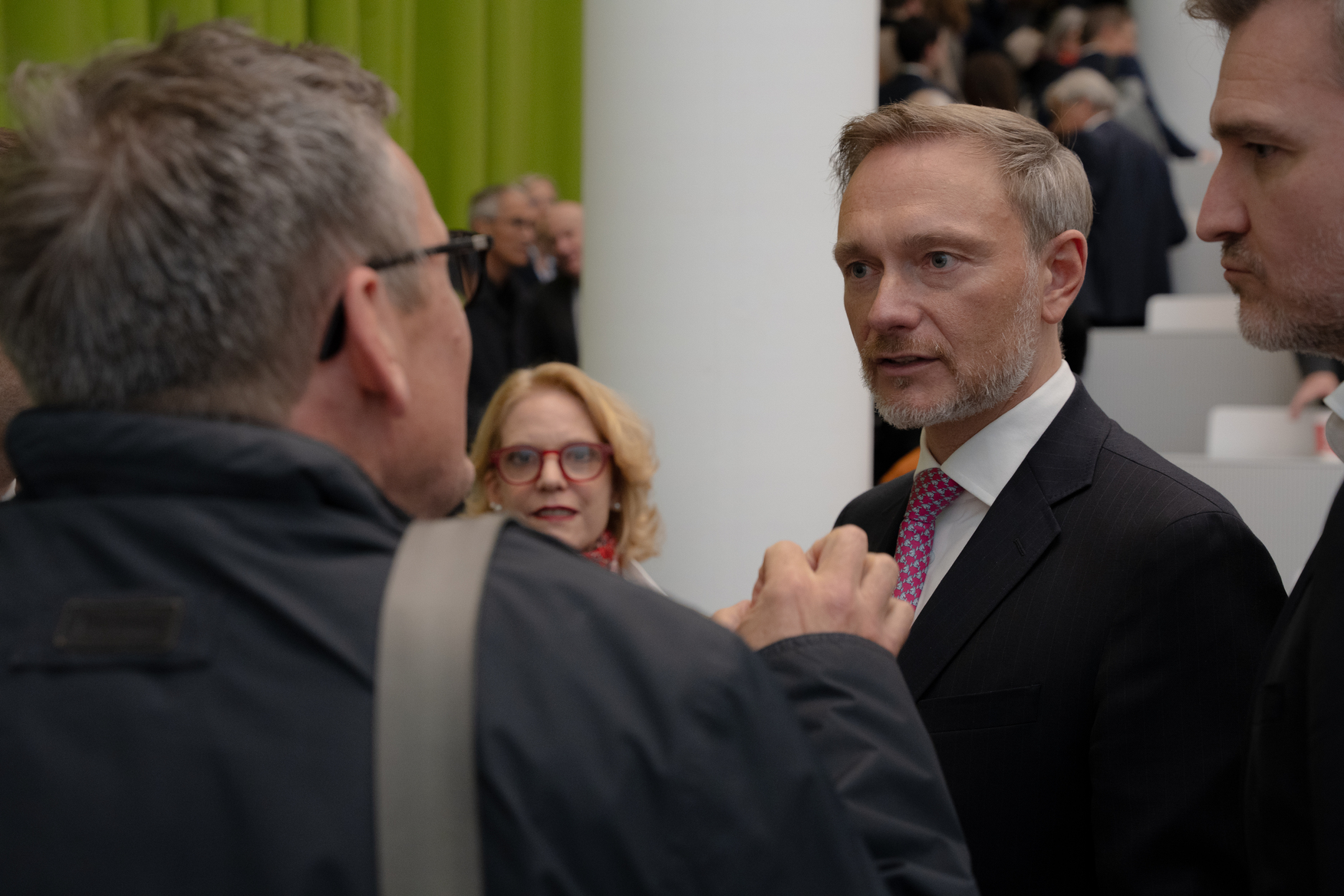 Christian Lindner im Gespräch mit Gästen und Journalisten nach seiner Lecture an der Universität Luzern.