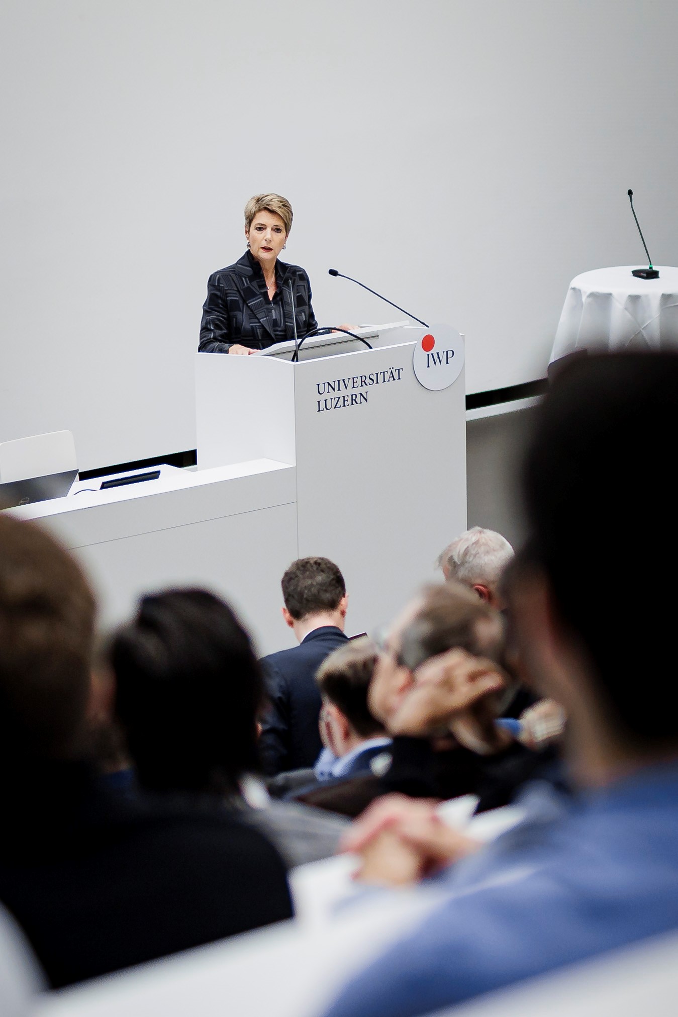 Bundesrätin Karin Keller-Sutter bei ihrer Lecture an der Universität Luzern.