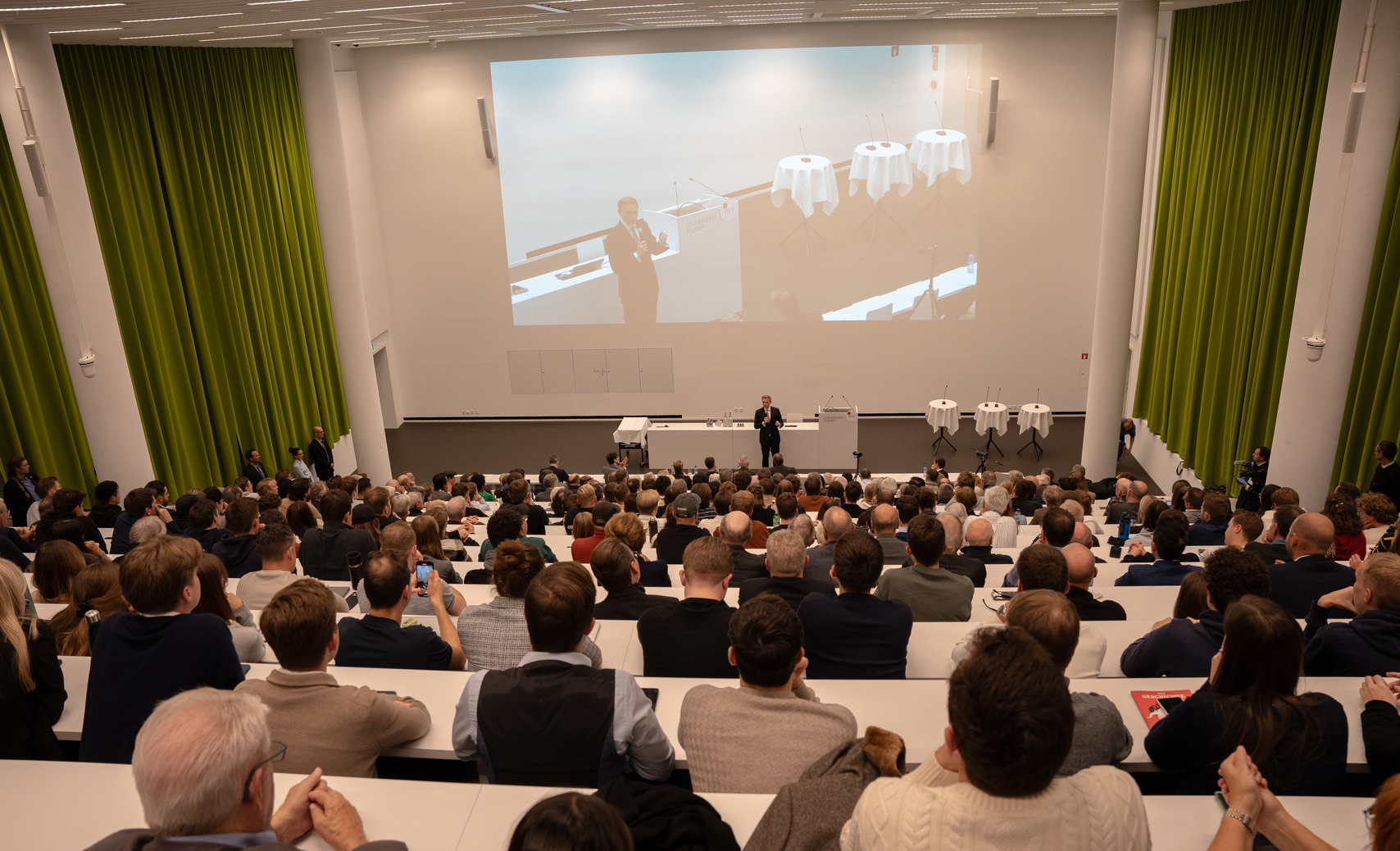 Ein prallvoller Hörsaal während der Doppellecture der Bundesrätin und des Finanzministers.