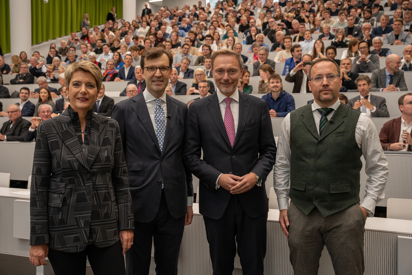 Von links nach rechts: Bundesrätin Karin Keller-Sutter, Prof. Dr. Christoph A. Schaltegger, Christian Lindner und Dr. René Scheu.