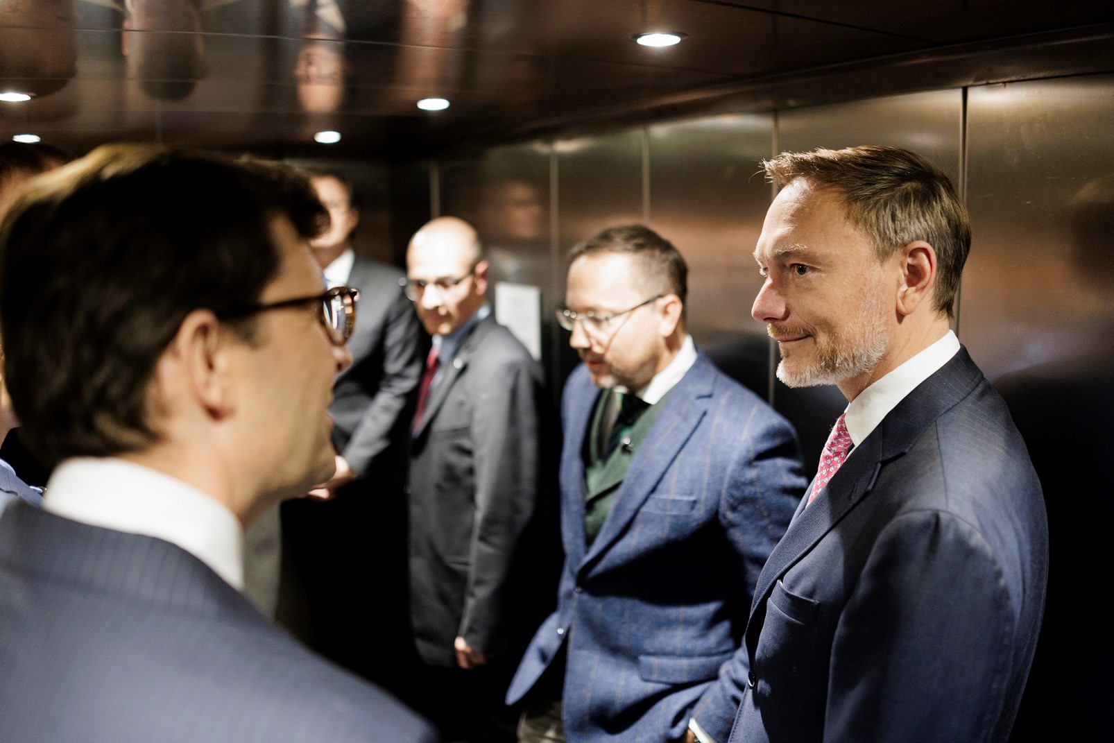 Von links nach rechts: Prof. Dr. Christoph A. Schaltegger, Dr. René Scheu und Christian Lindner im Fahrstuhl der Universität Luzern.