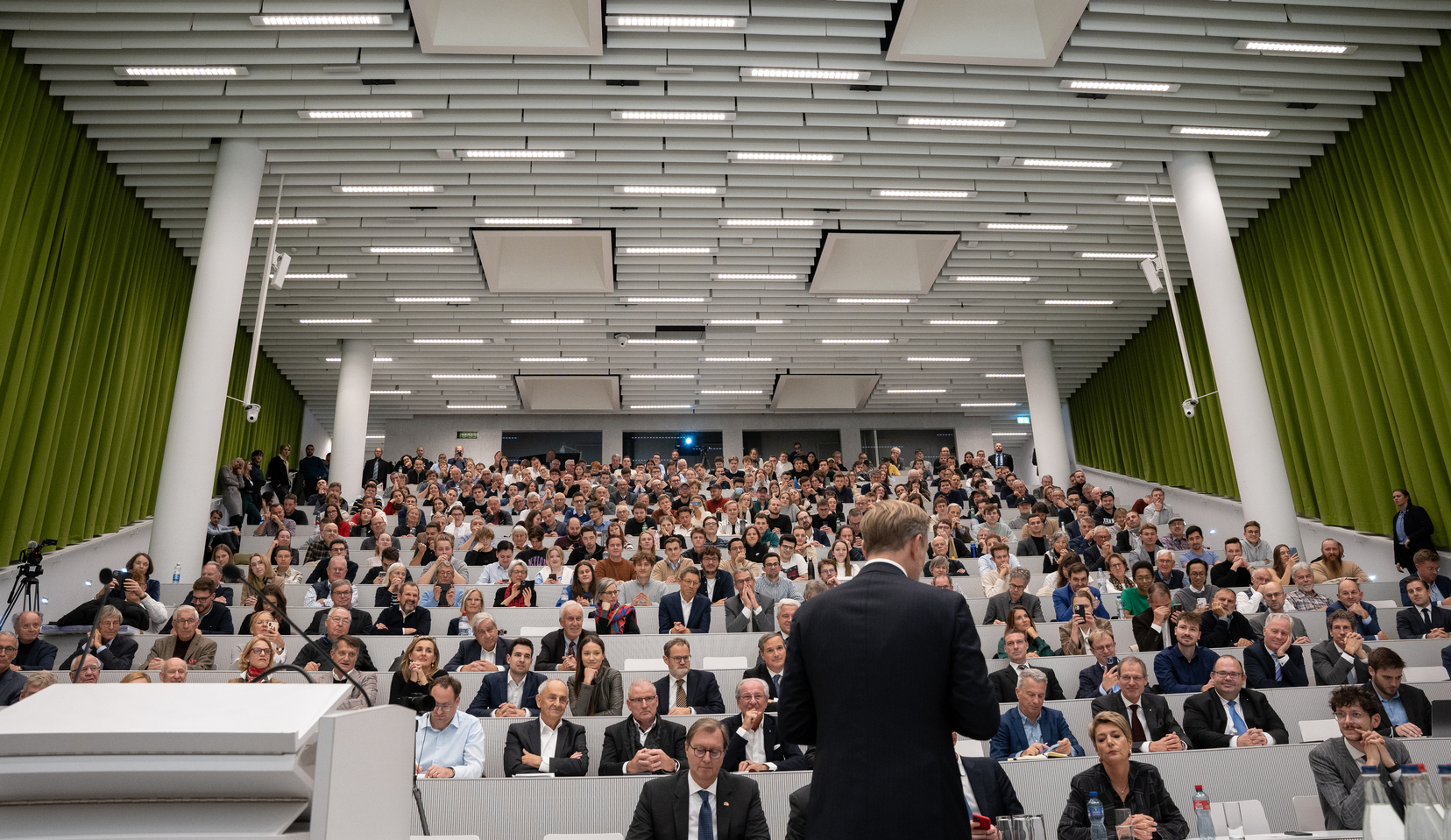 Christian Lindner bei seiner Lecture an der Universität Luzern.