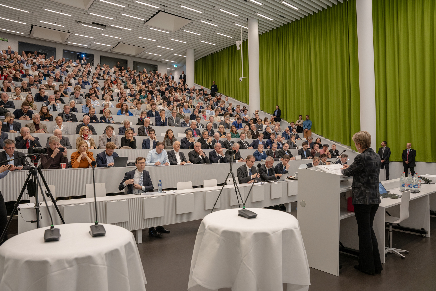 Bundesrätin Karin Keller-Sutter bei ihrer Lecture an der Universität Luzern.