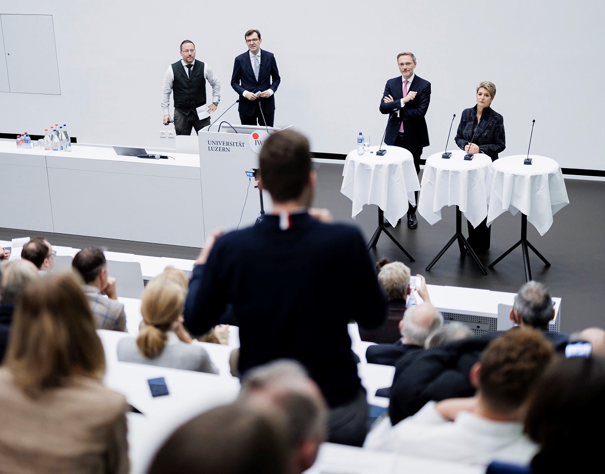 Von links nach rechts: Dr. René Scheu, Prof. Dr. Christoph A. Schaltegger, Christian Lindner und Bundesrätin Karin Keller-Sutter bei der Publikumsdiskussion an der Universität Luzern.