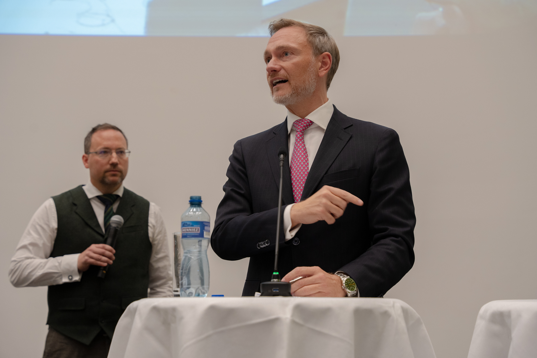 Christian Lindner bei der Publikumsdiskussion an der Universität Luzern.