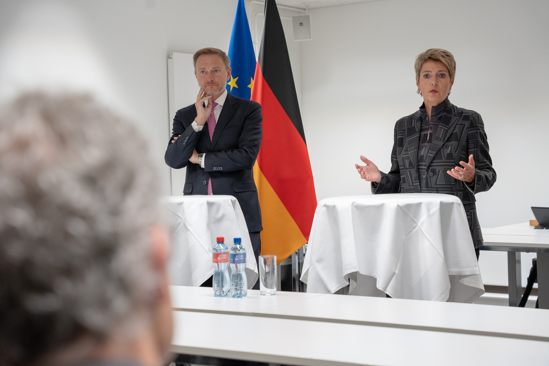Christian Lindner (links) und Bundesrätin Karin Keller-Sutter (rechts) bei der Pressekonferenz nach ihrer Doppel-Lecture an der Universität Luzern.