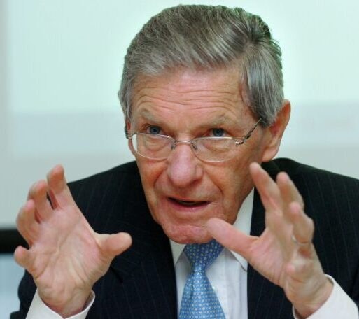Rudolf Walser, Mitglied der Geschaeftsleitung von economiesuisse, referiert anlaesslich einer Pressekonferenz am Dienstag, 13. Dezember 2005, in Zuerich. Nach einem soliden 2005 mit real 1,7 Prozent Wachstum rechnet der Unternehmerverband auch im Jahr 2006 mit einer guten Konjunktur mit bis zu 2 Prozent realem Wirtschaftswachstum. (KEYSTONE/Steffen Schmidt)