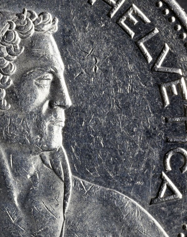 A Swiss coin, worth five Swiss franks, pictured on June 12,2012. (KEYSTONE/Gaetan Bally)

Eine Fuenf-Franken Muenze, aufgenommen am 12. Juni 2012. (KEYSTONE/Gaetan Bally)