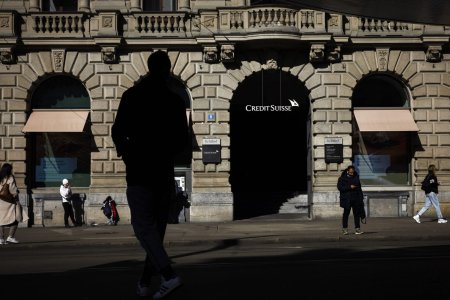 Passanten gehen am Credit Suisse Hauptsitz am Zuercher Paradeplatz vorbei, aufgenommen am Donnerstag, 10. Februar 2022 in Zuerich. (KEYSTONE/Michael Buholzer)