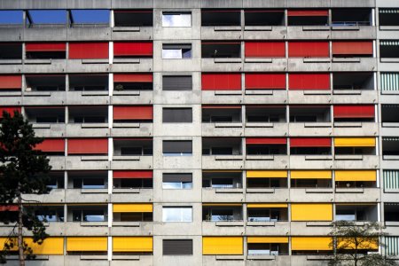 Ein Wohnblock, aufgenommen am Donnerstag, 9. April 2020 in Zuerich. Die Bevoelkerung ist aufgerufen, auch ueber Ostern so viel wie moeglich in den eigenen vier Waenden zu bleiben. (KEYSTONE/Alexandra Wey).