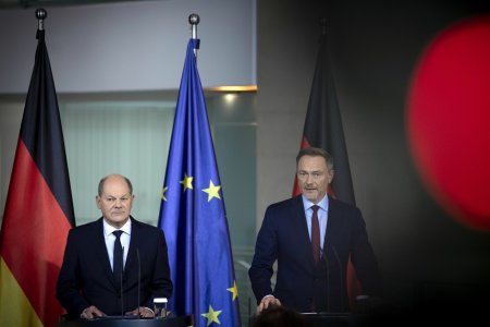 DEU, Deutschland, Germany, Allemande, Berlin, 15.11.2023
Olaf Scholz , Bundeskanzler SPD , und Christian Lindner , Bundesfinanzminister FDP (v.l.n.r.),  waehrend der Pressekonferenz im Bundeskanzleramt in Berlin Deutschland . Am Tag als das Bundesverfassungsgericht erklaert der Nachtragshaushalt 2021 ist verfassungswidrig