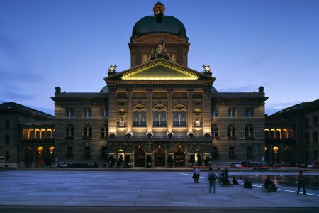 View of the newly designed Parliament Square in front of the Federal Palace in Berne, Switzerland, pictured on September 13, 2004. (KEYSTONE/Gaetan Bally)

Ansicht des neu gestalteten Bundesplatzes vor dem Bundeshaus in Bern, aufgenommen in der Abenddaemmerung vom 13. September 2004. (KEYSTONE/Gaetan Bally) === , === : FILM, Grossformat]