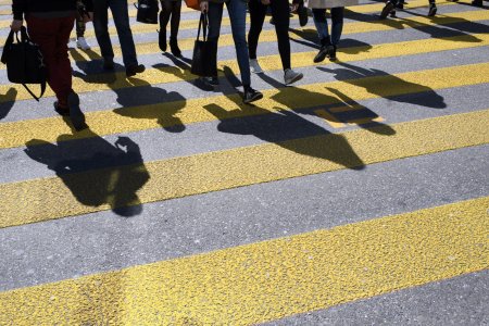 Menschen gehen ueber einen Fussgaengerstreifen am Mittwoch, 4. April 2018 in Bern. (KEYSTONE/Anthony Anex)