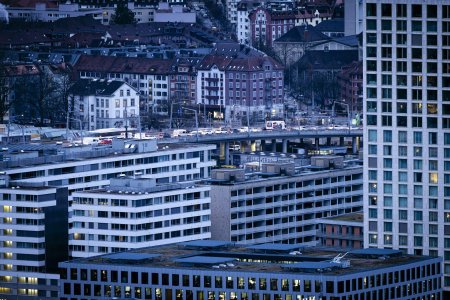 Stau auf der Hardbruecke, aufgenommen am Montag, 12. Februar 2024 in Zuerich. (KEYSTONE/Michael Buholzer)