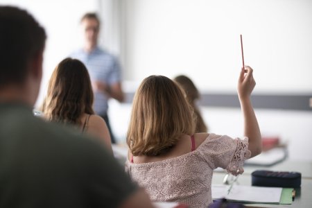 Gymi Schueler und Schuelerinnen der 5 Klasse folgen der Geografie Unterricht an der Kanti Glarus am 17. Juni 2019 in Glarus. (KEYSTONE/Gaetan Bally)