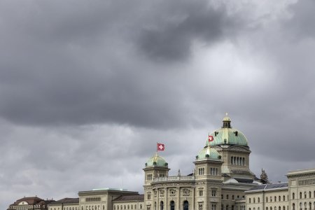 Das Bundeshaus fotografiert bei straken Wind am 12, 3 2018 in Bern. (KEYSTONE/Gaetan Bally)