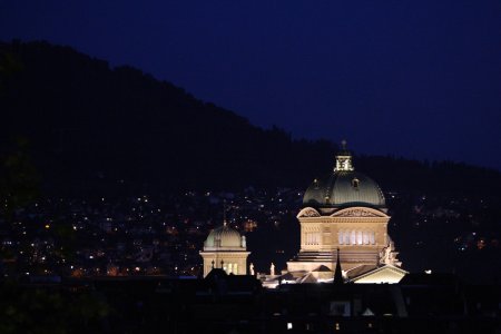 Bundeshaus in Bern bei Nacht