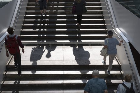 Personen steigen die Treppe hinauf, um aus der Unterfuehrung des Bahnhofs Winterthur auf den Bahnhofsplatz zu gelangen, fotografiert am Freitag, 23. August 2024. (KEYSTONE/Gaetan Bally)