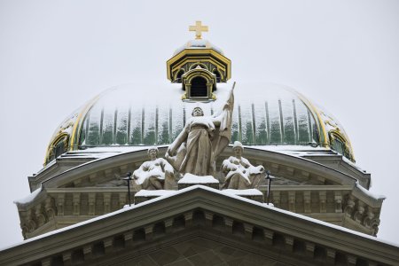 Schnee liegt auf der Kuppel des Bundeshauses, am Freitag, 22. November 2024 in Bern. Die verbreiteten Schneefaelle vom Vorabend und in der Nacht haben in weiten Teilen des Mittellands zu Verkehrsbehinderungen gefuehrt. In tieferen Lagen fielen verbreitet 20-30cm Schnee. (KEYSTONE/Peter Klaunzer)
