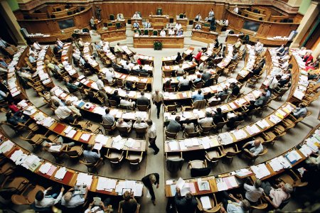 Eine Sitzung im Nationalratssaal des Bundeshauses am 16. September 2003 mit den im Halbrund angeordneten, zum Rednerpult zeigenden Sitzreihen. (KEYSTONE/Michael Stahl) === ===