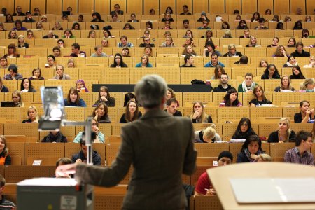 ARCHIV - 17.10.2011, Nordrhein-Westfalen, Bochum: Eine Professorin ht in einem Hsaal der Ruhr-Universit eine Vorlesung. Das Hochschulministerium fdert Frauen in den Wissenschaften mit insgesamt 7,5 Millionen Euro. (zu dpa: Frauen in der Wissenschaft sollen gefdert werden) Foto: Fabian Stratenschulte/dpa +++ dpa-Bildfunk +++ (KEYSTONE/DPA/Fabian Stratenschulte)