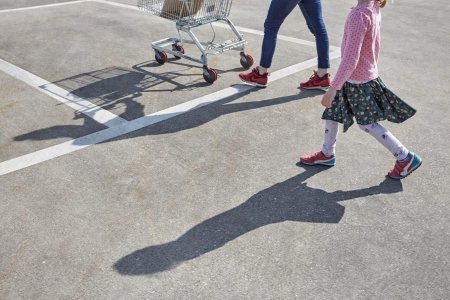 [Symbolic Image, Staged Picture, ] A woman pushes a shopping cart, with a child on her side, on the roof of the shopping center in Emmen, photographed on April 21, 2016 in Emmen, Canton of Lucerne. (KEYSTONE/Christof Schuerpf)

[Gestellte Aufnahme, Symbolbild, ] Eine Frau schiebt einen Einkaufswagen, waehrend ein Kind nebenher geht, auf dem Dachgeschoss des Parkhauses des Shoppingcenter Emmen, fotografiert am 21. April 2016 in Emmen. (KEYSTONE/Christof Schuerpf)