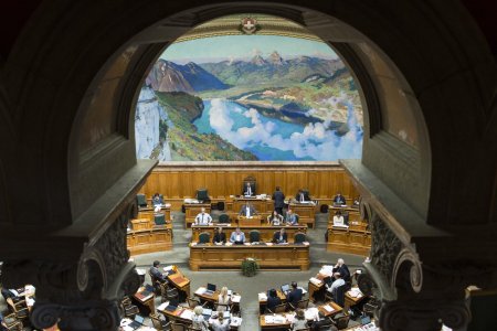 Ausblick von der Zuschauertribuene in den Nationalratssaal an der Sommersession der Eidgenoessischen Raete, am Dienstag, 13. Juni 2017 in Bern. (KEYSTONE/Thomas Delley).
