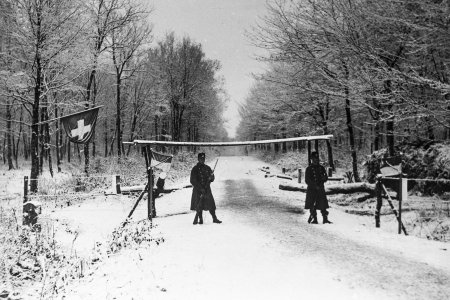 During World War I, soldiers of the Swiss Army keep watch in wintery conditions at the border triangle Switzerland, Germany and France, set between the Alsacian village Pfetterhausen, the German place Roeschlitz and the Swiss hamlet Brischweiler, undated image taken during the years of war between 1914 and 1918. (KEYSTONE/PHOTOPRESS-ARCHIV/Str)

Soldaten der Schweizer Armee stehen im Ersten Weltkrieg bei winterlichen Verhaeltnissen an der Dreilaendergrenze Schweiz, Deutschland und Frankreich, zwischen dem elssaesischen Dorf Pfetterhausen, dem deutschen Ort Roeschlitz und dem schweizerischen Brischweiler Wache, undatierte Aufnahme aus den Kriegsjahren zwischen 1914 und 1918. (KEYSTONE/PHOTOPRESS-ARCHIV/Str)