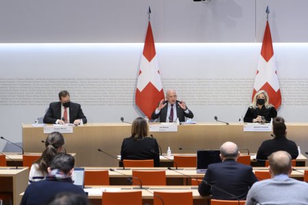 Bundesrat Ueli Maurer, zweite-links, spricht an der Seite von Regierungsrat Kaspar Michel, Vorsteher des Finanzdepartements des Kantons Schwyz und Vorstandsmitglied der Konferenz der kantonalen Finanzdirektorinnen und Finanzdirektoren (FDK), Staatsraetin Nathalie Fontanet, Vorsteherin des Departements fuer Finanzen und Personal des Kantons Genf und Vorstandsmitglied der Konferenz der kantonalen Finanzdirektorinnen und Finanzdirektoren (FDK) und Vizekanzler Andre Simonazzi, Bundesratssprecher, von links, waehrend einer Medienkonferenz ueber das OECD / G20-Projekt zur Besteuerung der digitalisierten Wirtschaft: Umsetzung der Mindestbesteuerung in der Schweiz, am Donnerstag, 13. Januar 2022, in Bern. (KEYSTONE/Anthony Anex)