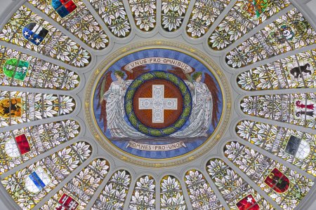Die Kuppel des Bundeshauses mit den Kantonswappen und dem Satz "UNUS PRO OMNIBUS, OMNES PRO UNO" - "Einer fuer alle, alle fuer einen", am Tag der offenen Tuer im Bundeshaus, am Samstag, 2. Februar 2019 in Bern. (KEYSTONE/Peter Klaunzer)