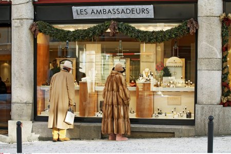 Schweiz, St. Moritz, Via Serlas, Einkaufsmeile, Shoppingmeile, Passanten, Shopping, Shoppen, Einkaufsbummel, Schaufenster, Schaufensterbummel, Schmuck, Schmuckladen, Juwelier, Paar, Frau, Pelz, Pelmantel, Reiche, Reichtum, Statussymbol, Luxus, Europa, Graubuenden, Oberengadin. (KEYSTONE/LAIF/Galli) === ===