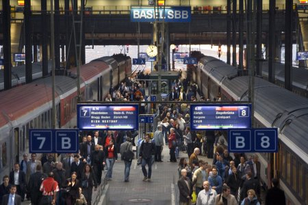 Passengers get off the trains on platform 7 and 8 at the Swiss Federal Railways (SBB) station in Basel, Switzerland, pictured on October 12, 2006. (KEYSTONE/Martin Ruetschi) 

Pendler nach der Ankunft der Zuege auf den Perrons 7 und 8 im SBB Bahnhof in Basel, aufgenommen am 12. Oktober 2006. (KEYSTONE/Martin Ruetschi)