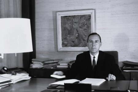 Portrait of Federal Councillor Hans-Peter Tschudi, pictured in the 1950ies. Tschudi represents the Social Democractic Party of Switzerland from 1959 until 1973 in the government, serving as the minister of the interior. In 1965 and in 1970 he is the president of the Federal Council and its vice-president in 1964 and in 1969. (KEYSTONE/Photopress-Archiv/RIA/Str)

Bundesrat Hans-Peter Tschudi bearbeitet Dossiers, aufgenommen in den 50er Jahren. Tschudi ist von 1959 bis 1973 als Vertreter der sozialdemokratischen Partei im Bundesrat fuer das Departement des Innern zustaendig. In den Jahren 1965 und 1970 ist Tschudi Bundespraesident und 1964 und 1969 Vizepraesident. Am 20. September 2002 stirbt Hans-Peter Tschudi. (KEYSTONE/Photopress-Archiv/RIA/Str)