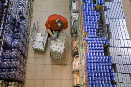 An employee of supermarket chain "Migros"' at the Glattzentrum shopping mall in Wallisellen in the canton of Zurich, Switzerland, fills up a shelf with drinks, pictured on February 24, 2009. (KEYSTONE/Alessandro Della Bella)

Ein Mitarbeiter der Migros im Glattzentrum in Wallisellen im Kanton Zuerich fuellt am 24. Februar 2009 ein Regal mit Getraenken auf. (KEYSTONE/Alessandro Della Bella)
