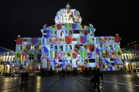 Zur Wiederroeffnungsfeier nach der Renovation beleuchtet der Lichtkuenstler Gery Hofstetter die Nordfassade des Parlamentsgebaeudes, am Freitag 22. November 2008 in Bern. (KEYSTONE/Marcel Bieri)