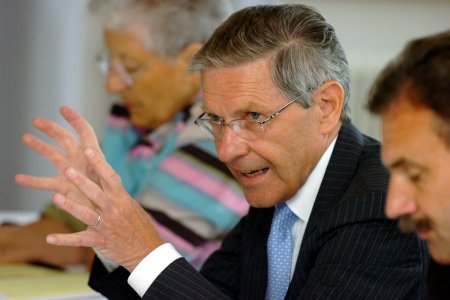 Rudolf Walser, Geschaeftsleitungsmitglied von Economiesuisse, referiert am Dienstag, 14. Juni 2005, anlaesslich einer gemeinsamen Pressekonferenz von Economiesuisse und Swisscontact in Zuerich. Die Referenten aeusserten sich zu Risiko und Finanzierung im Entwicklungsprozess. (KEYSTONE/Steffen Schmidt)
