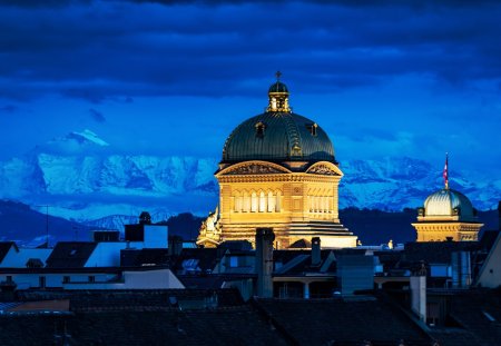 Majestetisch thrront das Bundehaus über der historischen Altstadt von bern. Im Hintergrund leuchtet das Jungfraus-Massiv.