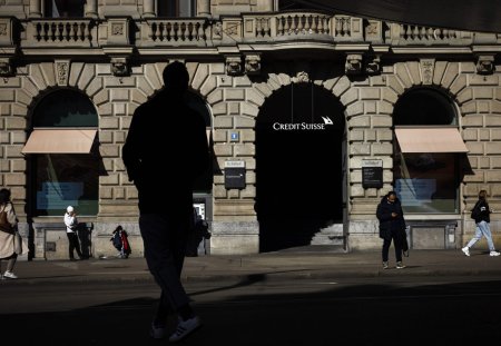 Passanten gehen am Credit Suisse Hauptsitz am Zuercher Paradeplatz vorbei, aufgenommen am Donnerstag, 10. Februar 2022 in Zuerich. (KEYSTONE/Michael Buholzer)