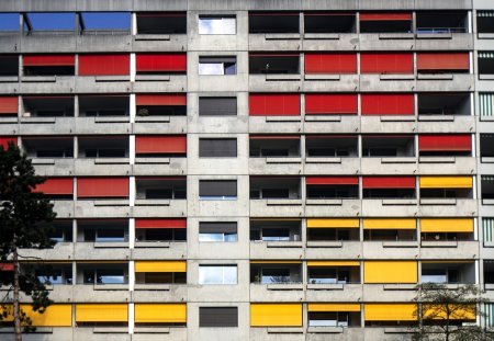 Ein Wohnblock, aufgenommen am Donnerstag, 9. April 2020 in Zuerich. Die Bevoelkerung ist aufgerufen, auch ueber Ostern so viel wie moeglich in den eigenen vier Waenden zu bleiben. (KEYSTONE/Alexandra Wey).