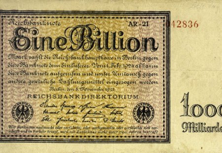 Finanzwesen / Banknoten / Deutsches Reich (Banknoten der Inflation 1919–24).

Eine Billion Mark / Berlin, den 5. November 1923 / Reichsbankdirektorium.

Privatfirmendruck, einseitig bedruckt,

Wasserzeichen: Kreuzblüten.
Zählung: AR 6stellig.
Berlin, Sammlung Archiv für Kunst und Geschichte.