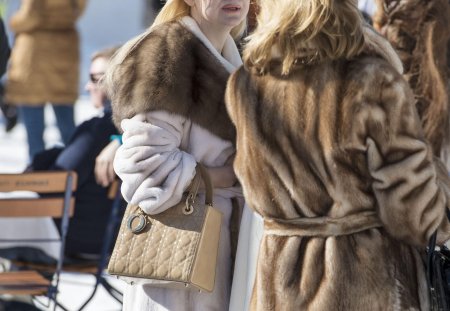 Visitors wear fur coats, pictured at the White Turf in St. Moritz, Switzerland, on February 23, 2014. At the White Turf, among other horse races, there is also a skijoring race. (KEYSTONE/Christian Beutler)

Besucherinnen tragen Pelzmaentel, aufgenommen am White Turf in St. Moritz am Sonntag 23. Februar 2014. Am White Turf findet unter anderem das Skijoering-Rennen statt. (KEYSTONE/Christian Beutler)