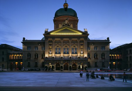 View of the newly designed Parliament Square in front of the Federal Palace in Berne, Switzerland, pictured on September 13, 2004. (KEYSTONE/Gaetan Bally)

Ansicht des neu gestalteten Bundesplatzes vor dem Bundeshaus in Bern, aufgenommen in der Abenddaemmerung vom 13. September 2004. (KEYSTONE/Gaetan Bally) === , === : FILM, Grossformat]