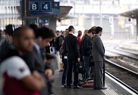 Des pendulaires attendent un train a la gare de Lausanne, ce mercredi matin 13 juillet 2011. (KEYSTONE/Dominic Favre)